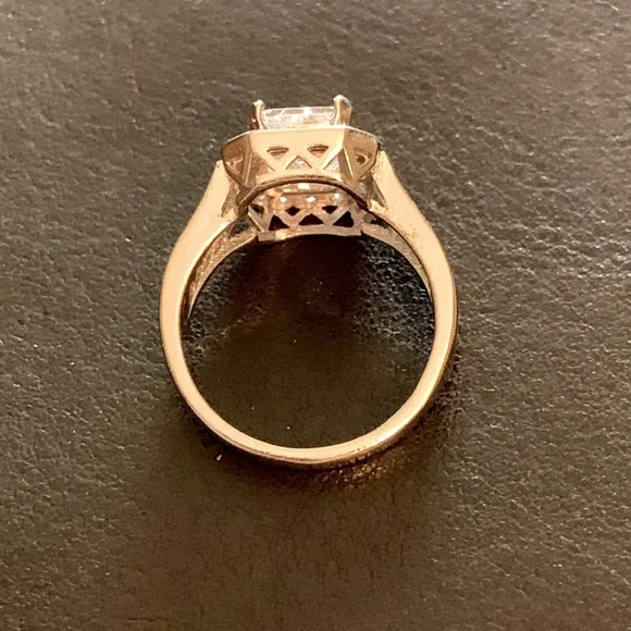 Size 8 silver dinner ring. Cubit zirconia. - Picture 4 of 8